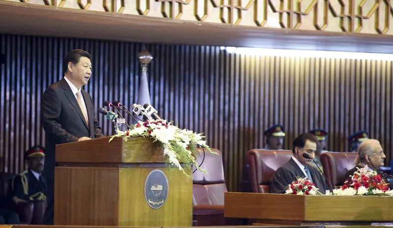 2015年4月21日、パキスタンの議会で「中国パキスタン運命共同体を構築し、協力・ウィンウィンの新たな道のりを切り開く」と題した重要演説を行う習近平国家主席。（撮影・姚大偉）