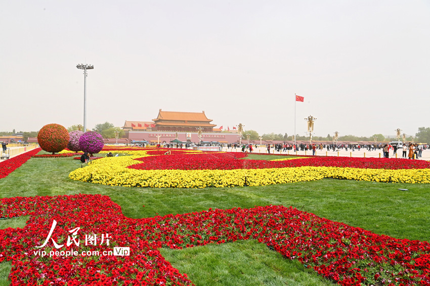 天安門広場にメーデーを記念する花壇設置　北京
