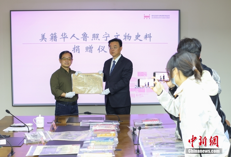 中国侵略日本軍南京大虐殺遭難同胞紀念館に文化財・史料を寄贈した魯照寧氏（写真左、撮影・泱波）。
