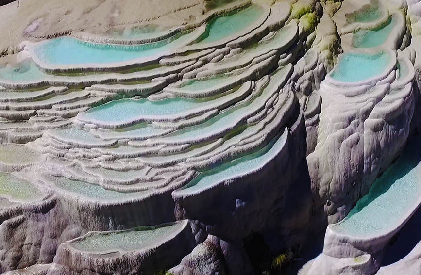 幻想的な景色広がる春のシャングリラ白水台　雲南省