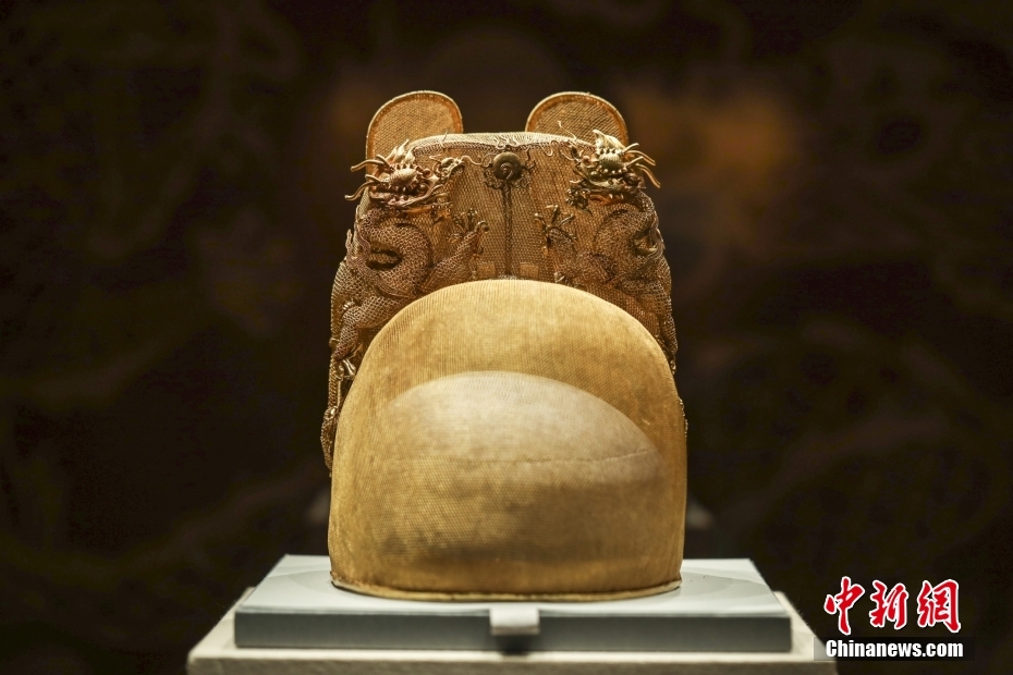 4月27日、国家典籍博物館で今回、公開された秘蔵の国宝「金翼善冠」。