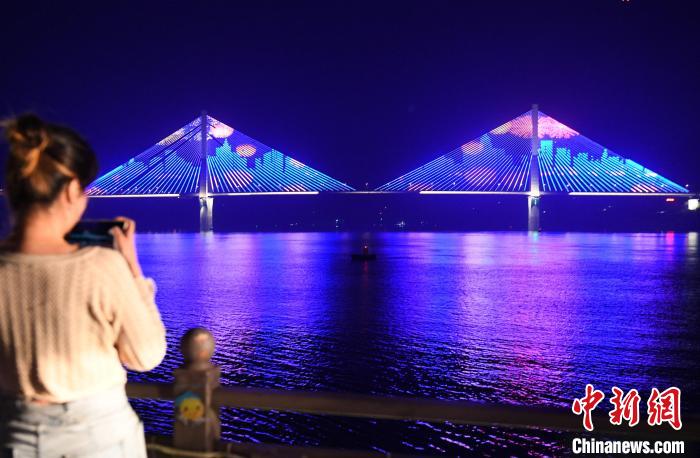 大橋で上演された3Dライトショーを遊覧船から楽しむ観衆（撮影・周毅）。