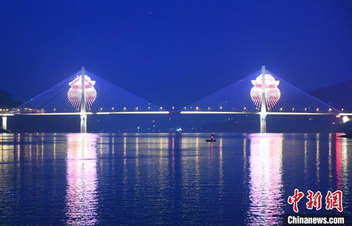 烏江重慶涪陵区間の大橋2基で煌びやかな3Dライトショー上演