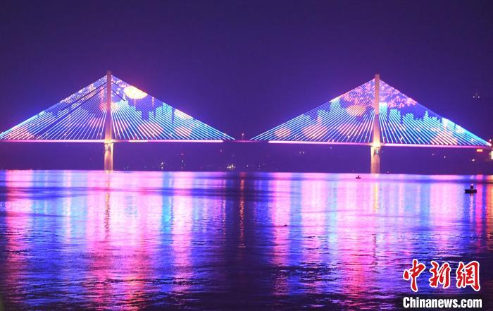 烏江重慶涪陵区間の大橋2基で煌びやかな3Dライトショー上演