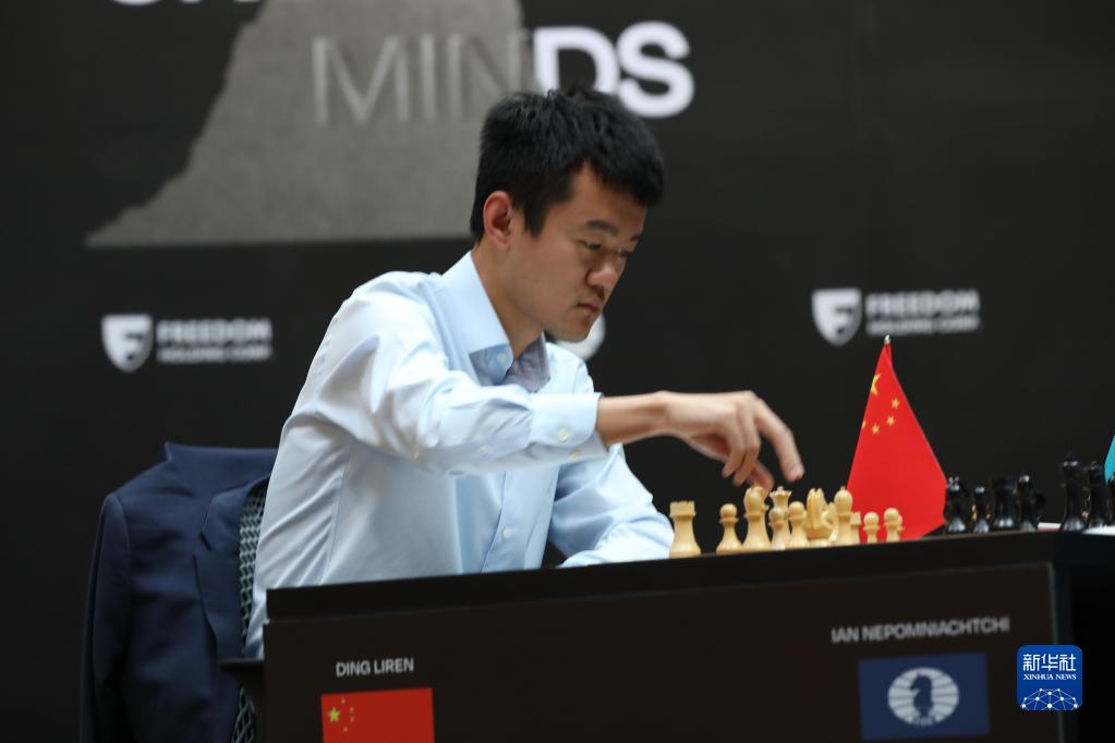 チェスの試合に臨む中国の丁立人。