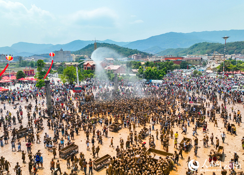 水かけ祭りの次は「泥塗り祭り」　雲南省臨滄