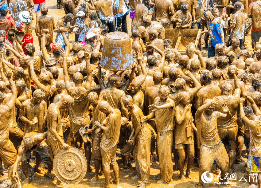 水かけ祭りの次は「泥塗り祭り」　雲南省臨滄