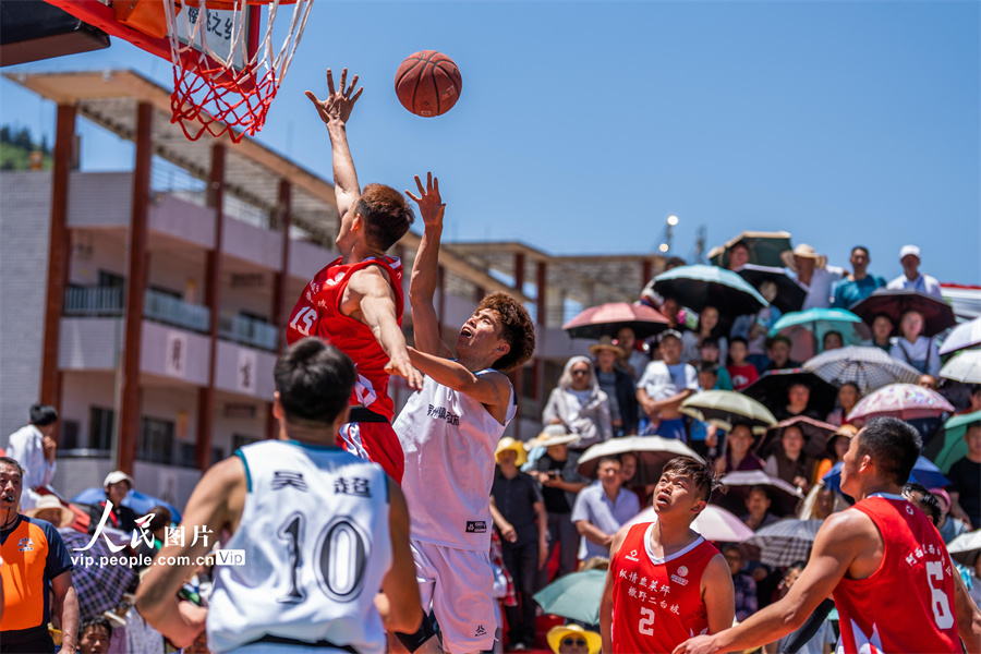盛り上がり見せる農村でのバスケットボール大会　貴州省赫章