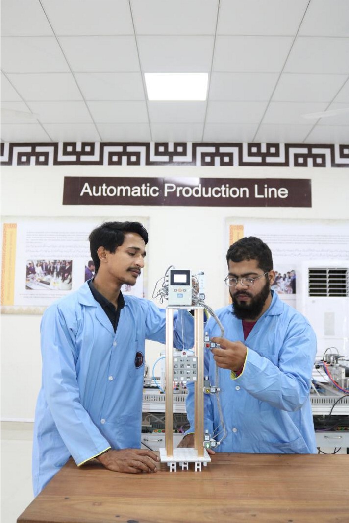 パキスタンの「魯班工坊」工業自動化・ロボット学科の授業で、シミュレーションを行う学生（写真提供・パキスタン「魯班工坊」）。
