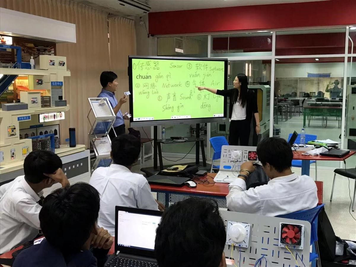 2023年2月20日、タイの「魯班工坊」でモノのインターネット（IoT）応用技術を学ぶ学生ら（撮影・孫広勇）。
