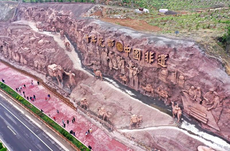 5月5日、河北省邯鄲市峰峰鉱区で、山の斜面を利用した大型彫刻を鑑賞する観光客（写真著作権は東方ICが所有のため転載禁止）。