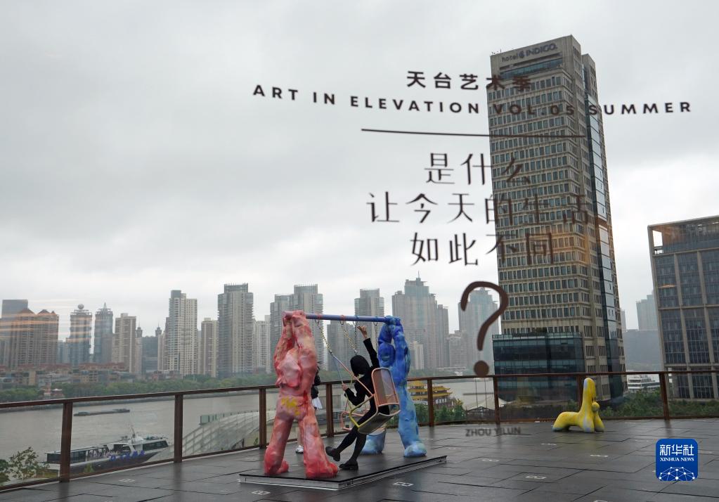 上海復星芸術センターの屋上から景色を眺める観光客（5月7日撮影・劉穎）。