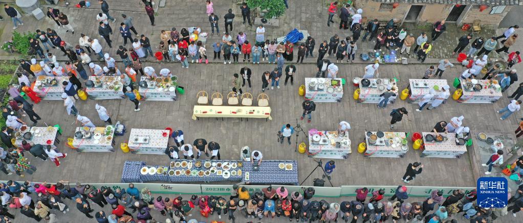 浙江省台州市仙居県田市鎮の雲田古街で行われた農村料理コンテストの会場で、地元の名物料理を作る調理師（5月8日、ドローンによる撮影・王華斌）。