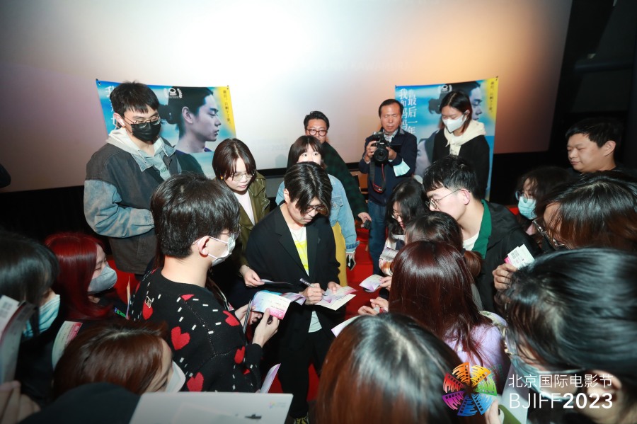 北京国際映画祭で「百花」の上映後、観客にサインを求められる川村元気監督（写真提供・北京国際映画祭）