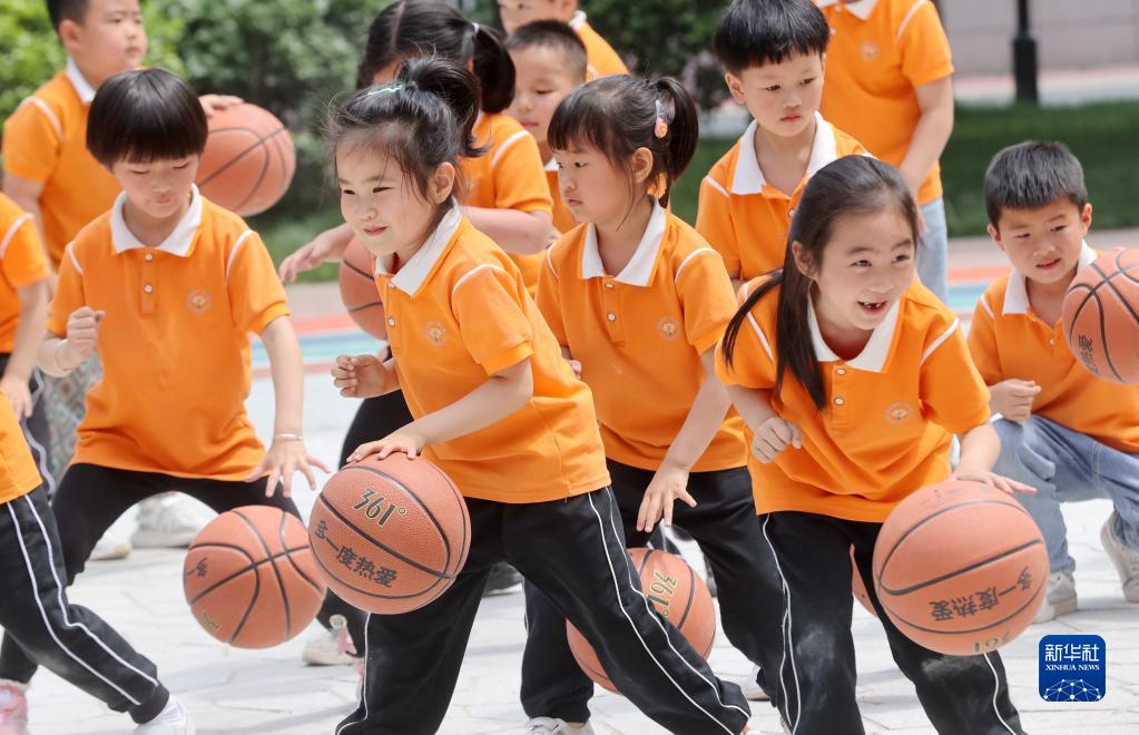 浙江省湖州市徳清県雷甸鎮中興未来コミュニティで、バスケットボールの練習をする子供たち（5月10日撮影・謝尚国）。