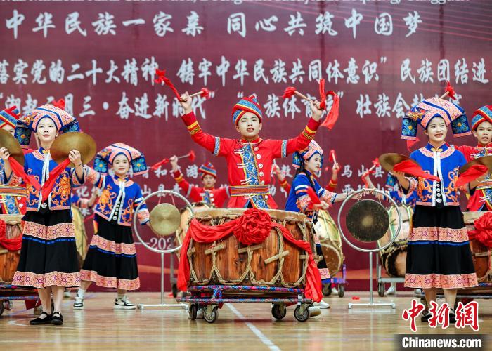 「中国会鼓の里」で会鼓の腕前を競う人々　広西馬山