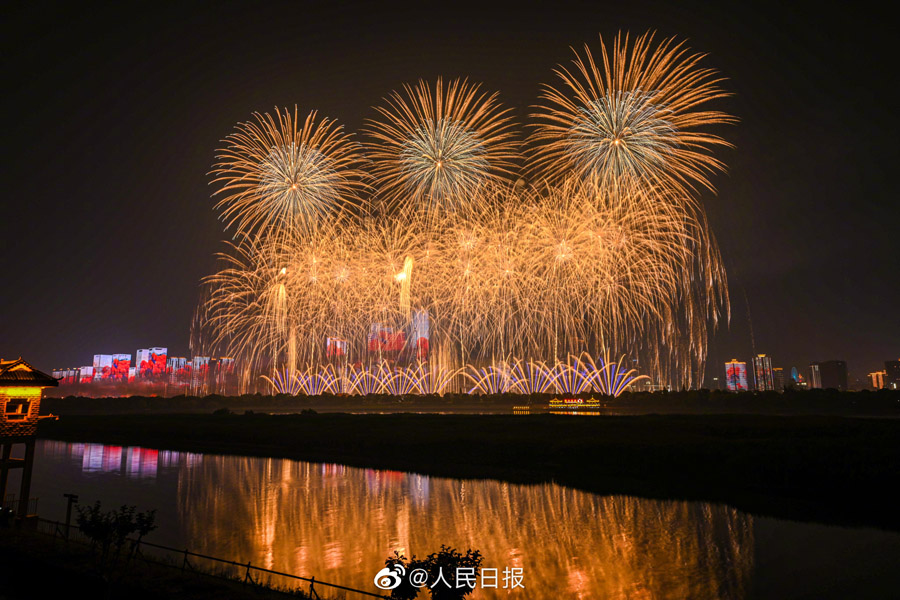 橘子州の夜空を華やかに彩る花火　湖南省