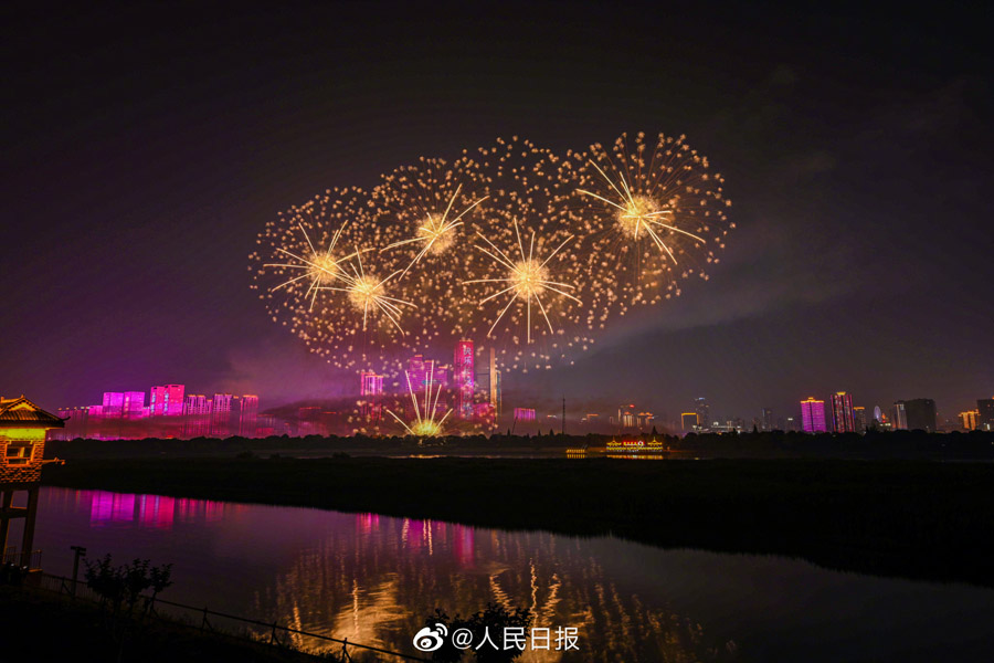 橘子州の夜空を華やかに彩る花火　湖南省