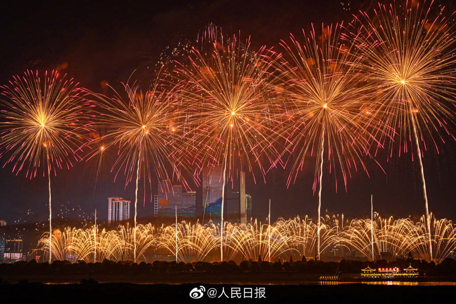 橘子州の夜空を華やかに彩る花火　湖南省