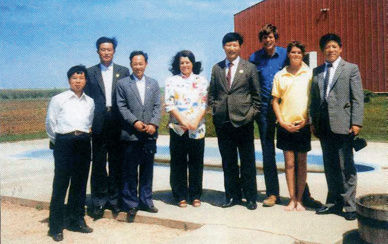 1985年、米アイオワ州マスカティン市を訪問し、ある家庭の農場で熱烈な歓迎を受ける習主席（右から4人目）。