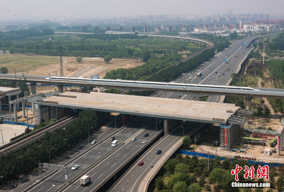 京雄高速道路の北京区間で地下鉄房山線と京良路の横断に成功