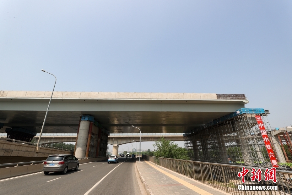 京雄高速道路の北京区間で地下鉄房山線と京良路の横断に成功