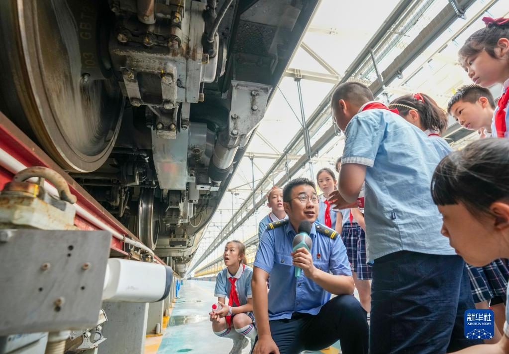 小学生が鉄道車両基地を見学し、中国の高速鉄道について学ぶ　重慶