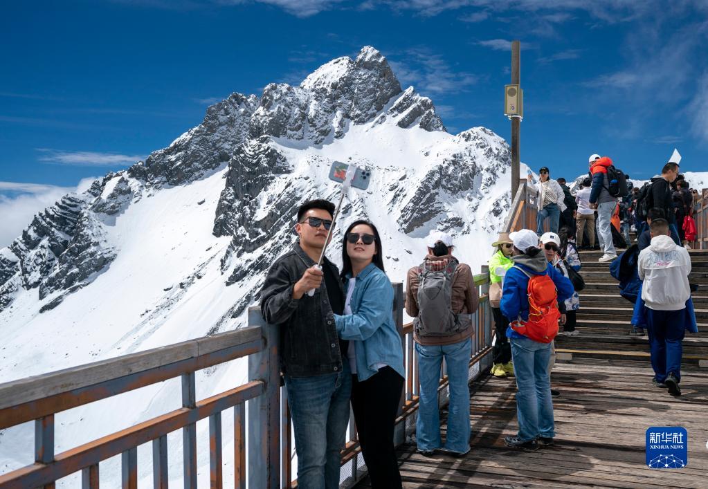 玉竜雪山景勝地の氷川公園で、自撮りする観光客（5月17日撮影・陳欣波）。