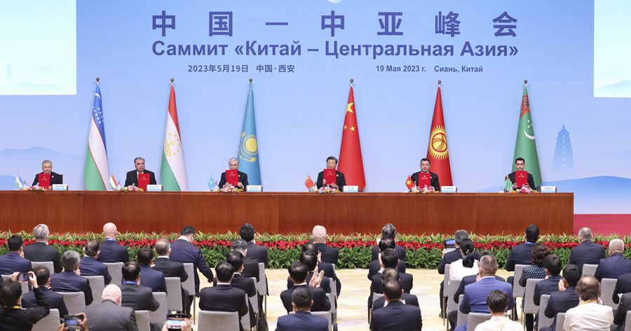 習主席と中央アジア5ヶ国の元首は「中国・中央アジアサミット西安宣言」に共同署名した。（撮影・劉衛兵）