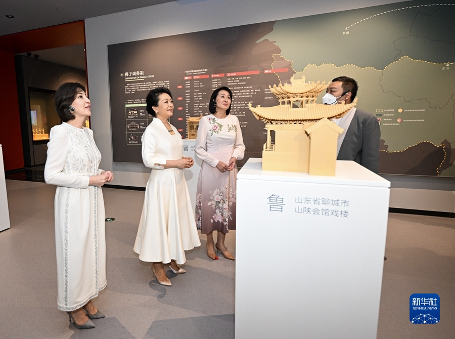 彭麗媛夫人が中国・中央アジアサミットに出席の元首夫人と西安易俗社を見学