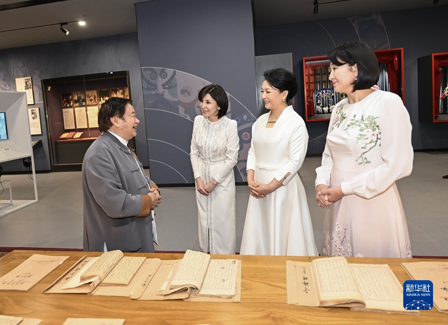 彭麗媛夫人が中国・中央アジアサミットに出席の元首夫人と西安易俗社を見学