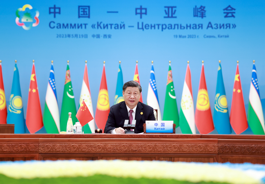 5月19日午前、陝西省西安市で第1回中国・中央アジアサミットが開催され、習近平国家主席は「手を携えて共同で助け合い、共同で発展し、普遍的で安全な、世代を超えた友好的な中国・中央アジア運命共同体」と題した基調演説を行った。カザフスタンのトカエフ大統領、キルギスのジャパロフ大統領、タジキスタンのラフモン大統領、トルクメニスタンのベルディムハメドフ大統領、ウズベキスタンのミルジヨエフ大統領が出席した。（撮影・劉彬）