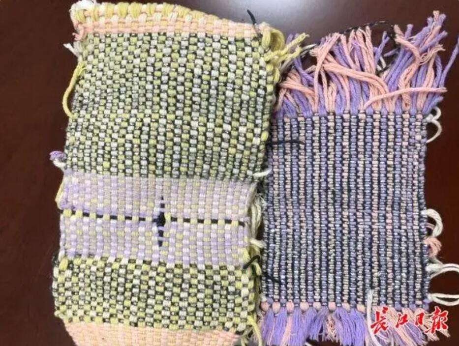 武漢市の専門家が研究開発した熱電とセンサーを一体化させた柔軟性を備えた織物のサンプル（撮影・胡義華）。