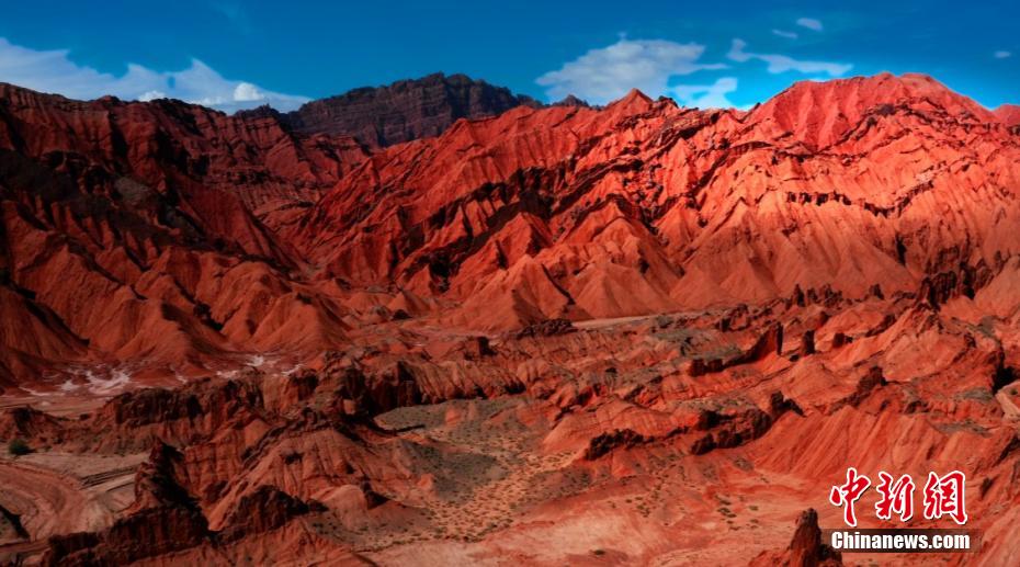 天山神秘大渓谷に広がる壮観な赤い崖　新疆