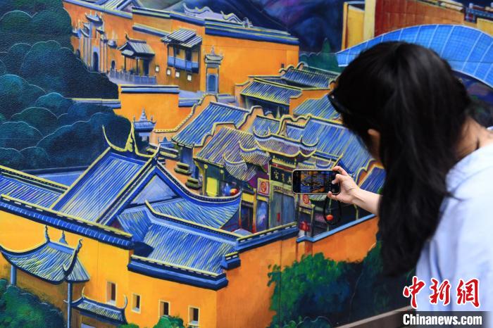 話題集める重慶の観光スポットを描いた巨大3D壁画　重慶市