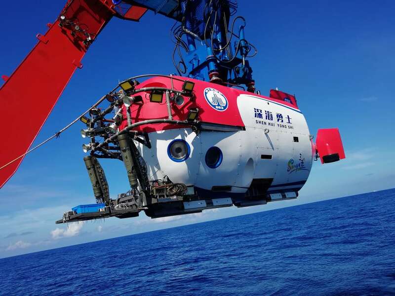 「深海勇士号」が深海潜水をする前に海面へ降ろされる様子。（写真提供は中国科学院深海科学・工学研究所）