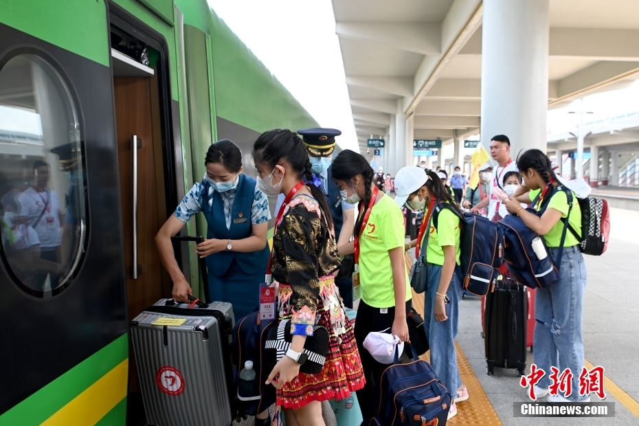ラオスの子供たち、高速鉄道に乗って中国を眺める