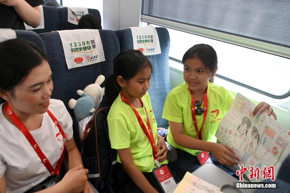 ラオスの子供たち、高速鉄道に乗って中国を眺める