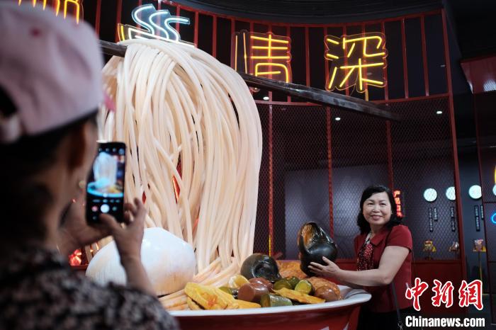 ベトナム人観光客約400人が中国で人気の「タニシ麺」味わう　広西