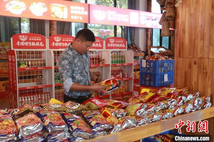 ベトナム人観光客約400人が中国で人気の「タニシ麺」味わう　広西