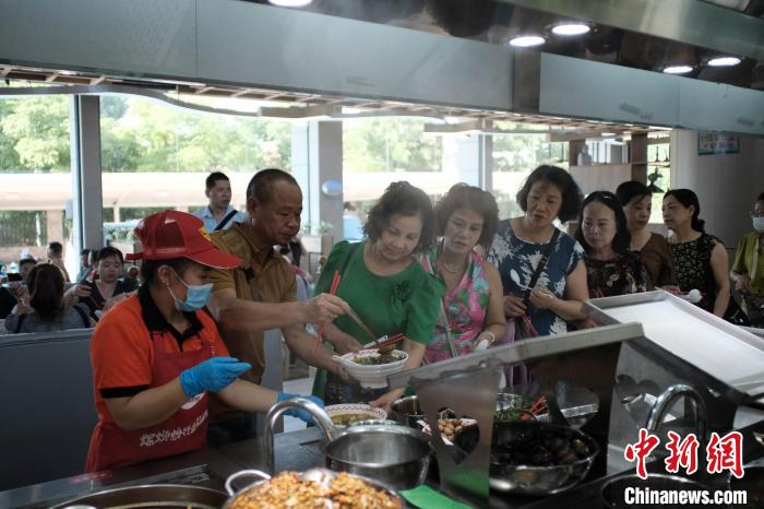 ベトナム人観光客約400人が中国で人気の「タニシ麺」味わう　広西