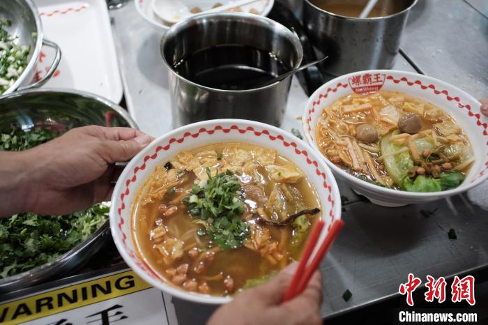 ベトナム人観光客約400人が中国で人気の「タニシ麺」味わう　広西