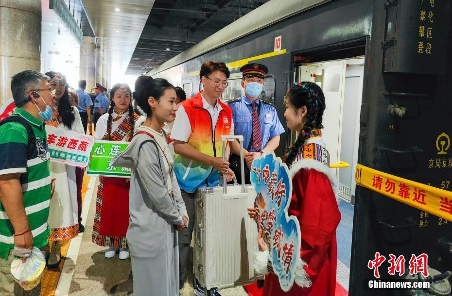 北京による西蔵支援重点プロジェクトの観光列車が今年初の運行