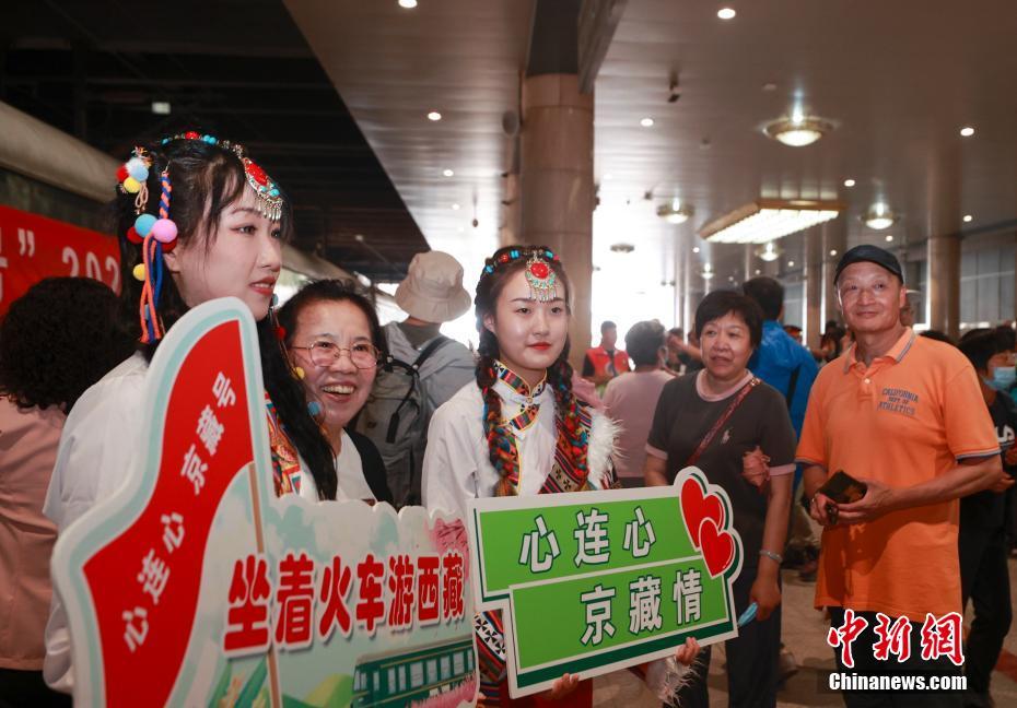 北京による西蔵支援重点プロジェクトの観光列車が今年初の運行