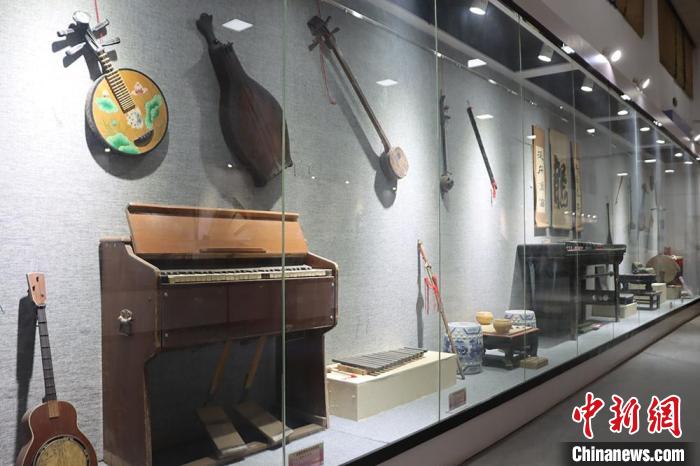 昔の暮らしぶりを語りかけてくれる展示品並ぶ民俗文化博物館　甘粛省白銀