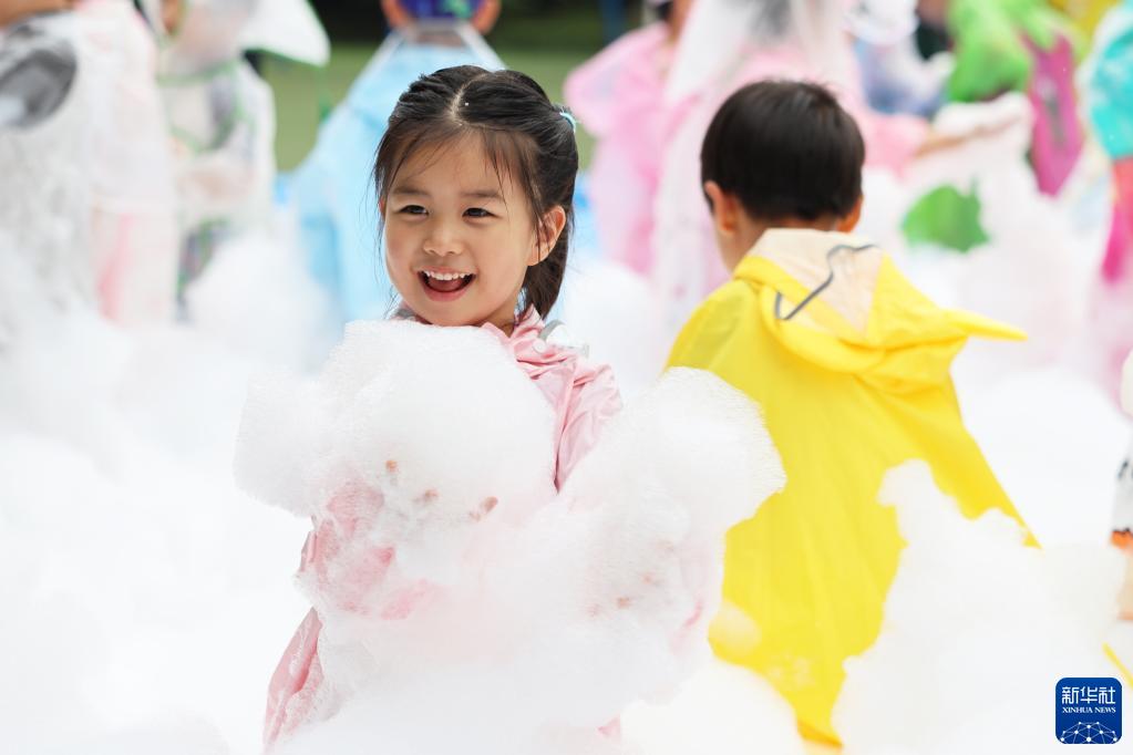 江蘇省南京市にある金陵華興実験幼稚園で行われた「泡パーティー」で遊ぶ園児（5月31日撮影・蘇陽）。