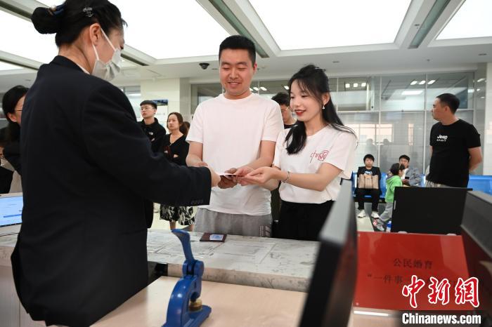 中国21省（区・市）の試行地で省跨ぎの婚姻届手続きスタート