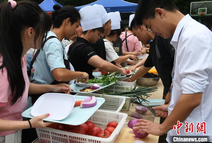 大学キャンパスで料理の腕を競うコンテスト開催　重慶