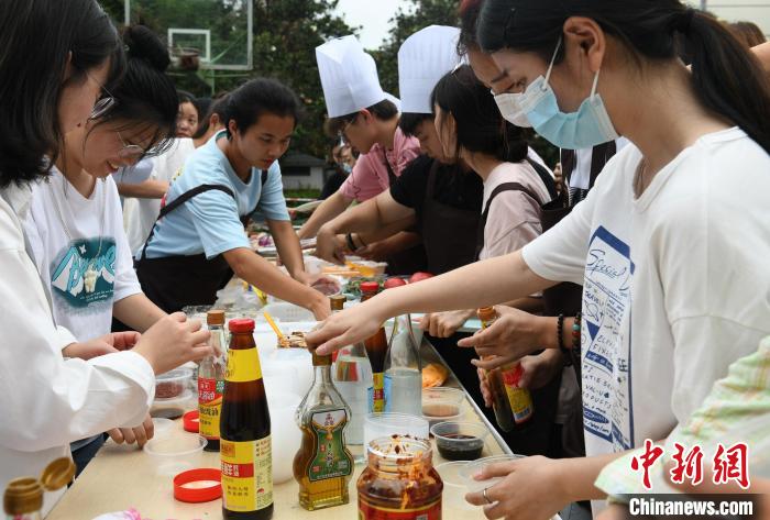 大学キャンパスで料理の腕を競うコンテスト開催　重慶