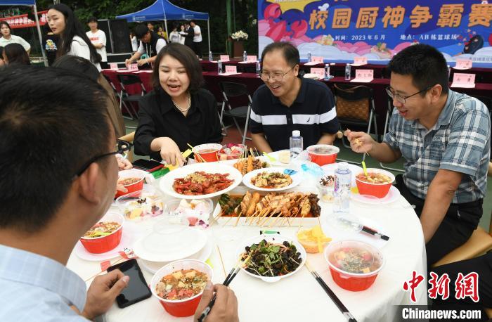 大学キャンパスで料理の腕を競うコンテスト開催　重慶